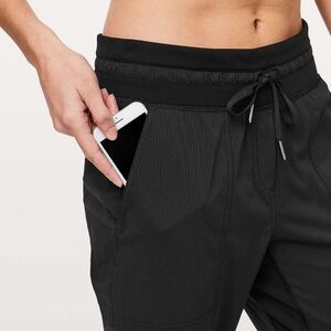 LULULEMON Dance Studio Mid Rise Crop 25" Inseam Women's Size 6 Black Pant